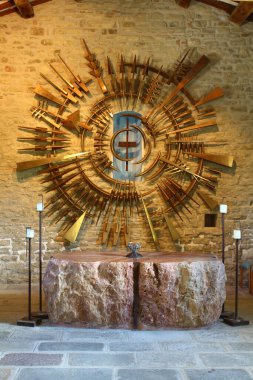 Mermer sunak, San Silvestro Kilisesi 'ndeki Pietrarubbia' da (Pesaro Urbino) bulunan ünlü mimar Gi Pomodoro 'nun kardeşi Arnaldo Pomodoro tarafından yapılan bronz bir 