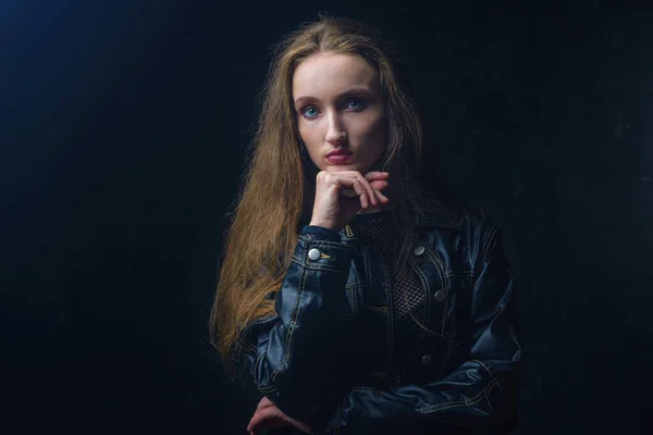 Stüdyoda kadın moda seansı 