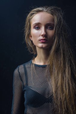 Stüdyoda kadın moda seansı