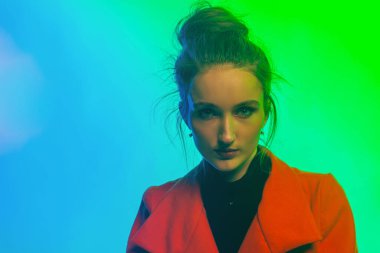 Stüdyoda kadın moda seansı