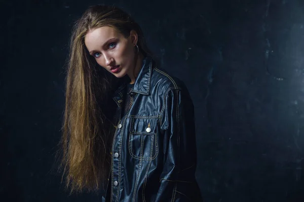 Stüdyoda kadın moda seansı