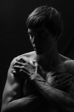 Siyah beyaz siyah erkek stüdyo portresi