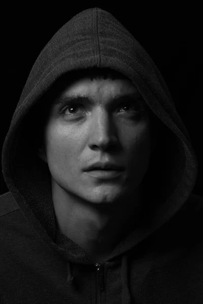 Siyah beyaz siyah erkek stüdyo portresi