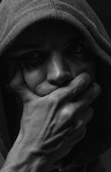 Siyah beyaz siyah erkek stüdyo portresi