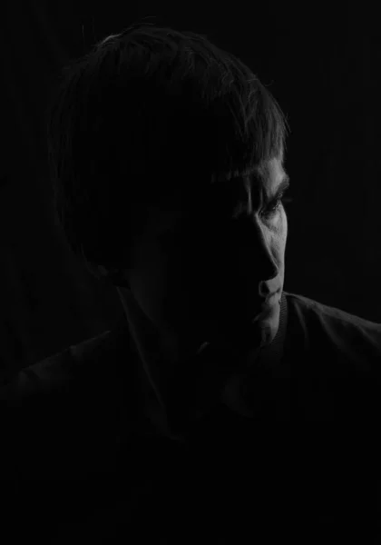 Siyah beyaz siyah erkek stüdyo portresi