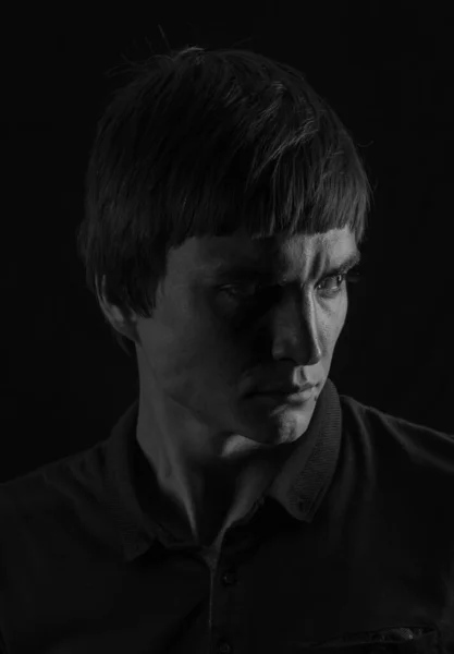 Siyah beyaz siyah erkek stüdyo portresi