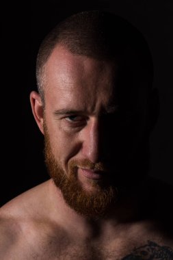 Stüdyoda erkek portresi