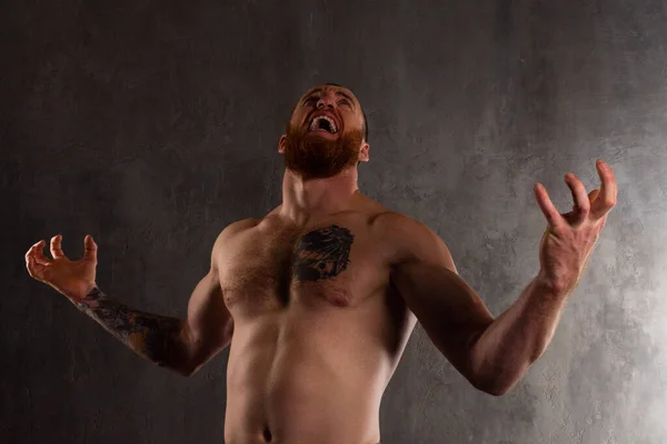 Stüdyoda erkek portresi