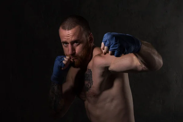 Stüdyoda erkek portresi