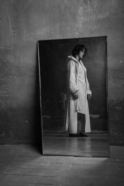 Siyah-beyaz depresif kadın stüdyo seansı