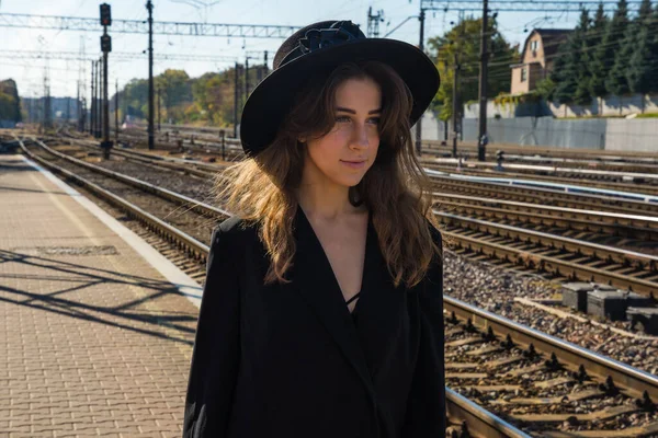 Tren istasyonunda kadınlar için açık hava oturumu