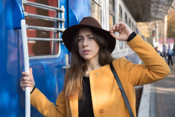 Sesión Aire Libre Para Mujer Estación Tren —  Fotos de Stock