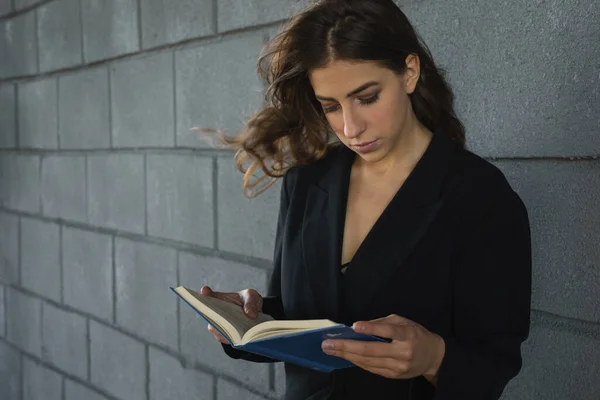 Tren istasyonunda kadınlar için açık hava oturumu