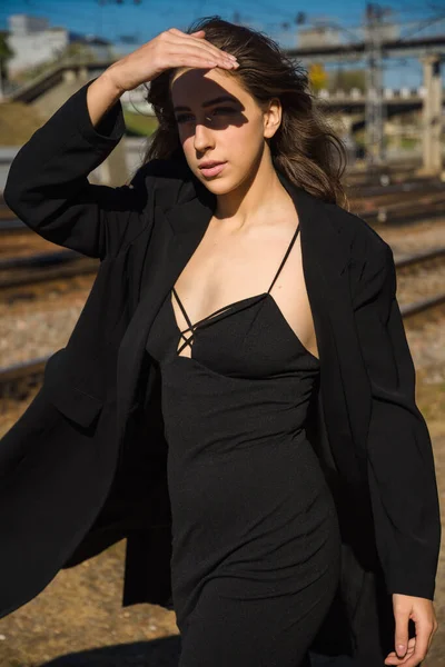 Tren istasyonunda kadınlar için açık hava oturumu