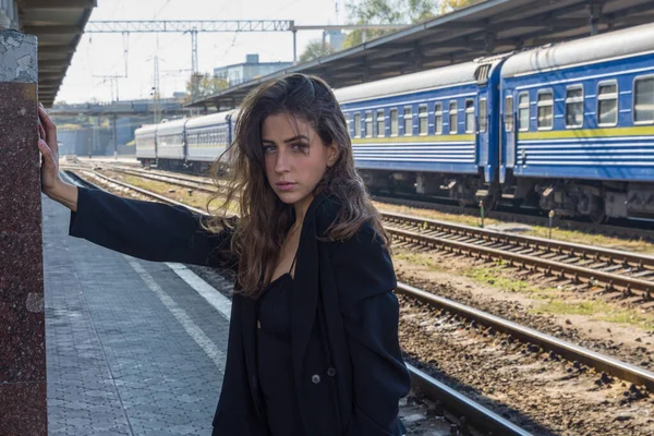 Sesión Aire Libre Para Mujer Estación Tren —  Fotos de Stock