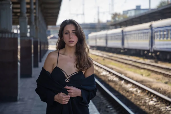 Tren istasyonunda kadınlar için açık hava oturumu