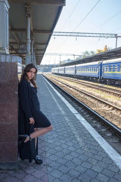 Tren istasyonunda kadınlar için açık hava oturumu