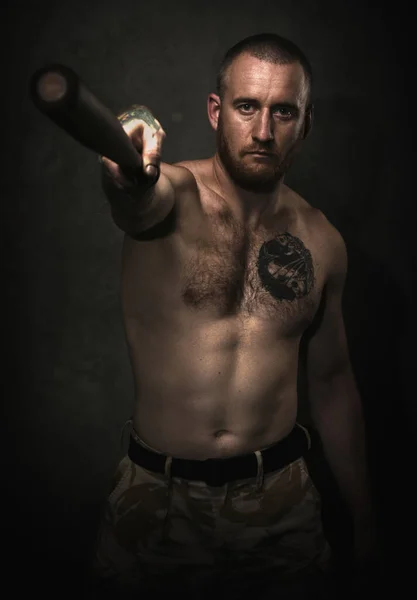 Zalim adam savaşmaya hazır.