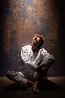 Stüdyo erkek portresi, dramatik karakter