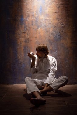 Stüdyo erkek portresi, dramatik karakter