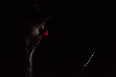 Stüdyo erkek portresi, palyaço karakteri