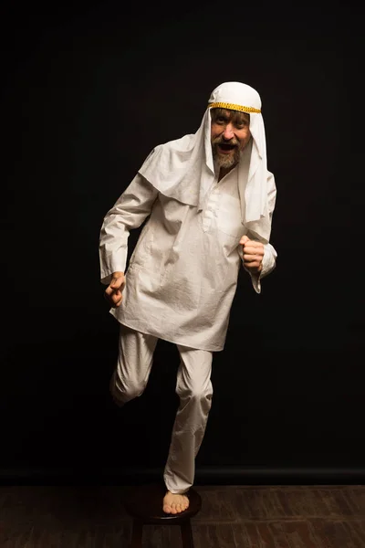 Stüdyo erkek portresi, komik karakter