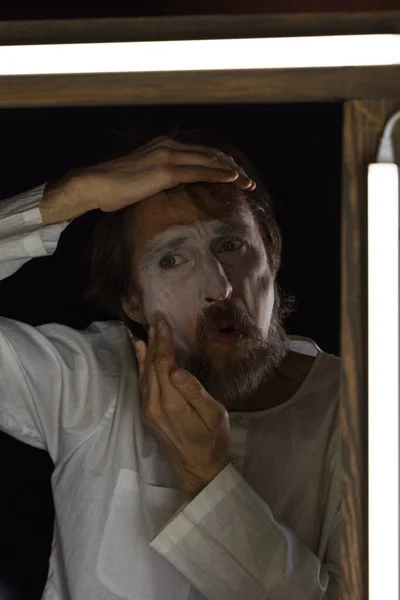 Stüdyo erkek portresi, palyaço karakteri