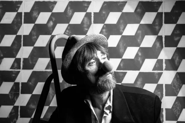 Stüdyo erkek portresi, palyaço karakteri