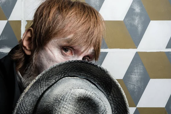 Stüdyo erkek portresi, palyaço karakteri