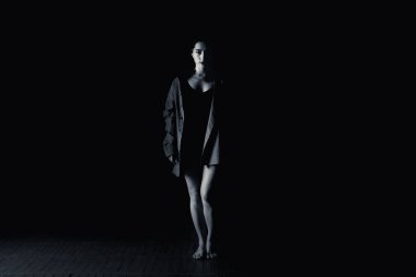 Stüdyoda gösterişsiz kadın portresi