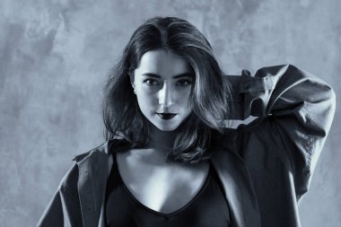 Stüdyoda gösterişsiz kadın portresi