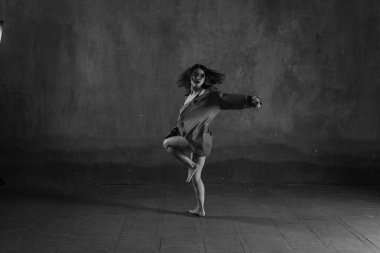 Stüdyoda gösterişsiz kadın portresi