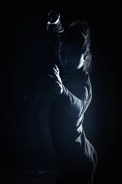 Stüdyoda gösterişsiz kadın portresi