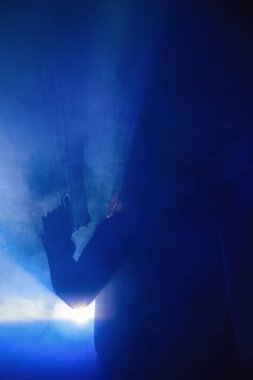 Stüdyoda genç bir kadın için siyah bir fotoğraf.