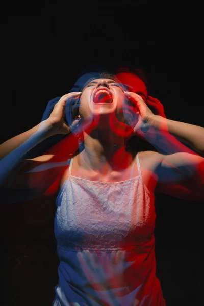 Stüdyoda genç bir kadın için siyah bir fotoğraf.