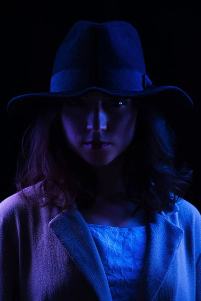 Stüdyoda genç bir kadın için siyah bir fotoğraf.