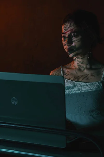 Stüdyoda genç bir kadın için siyah bir fotoğraf.