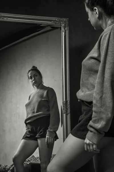 Genç bir kadın için siyah beyaz stüdyo.