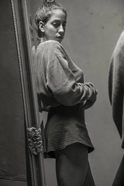 Genç bir kadın için izole stüdyo oturumu