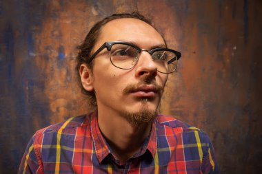 Resim stüdyosunun renkli erkek portresi