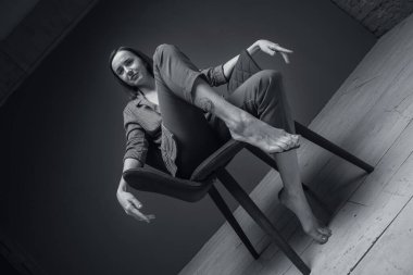 Genç bir kadın için stüdyo oturumu