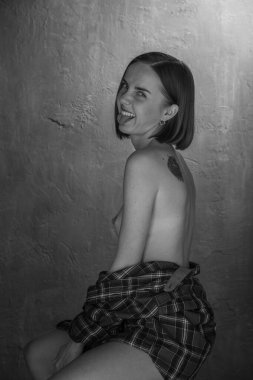 Güzel bir kadın için kışkırtıcı stüdyo oturumu