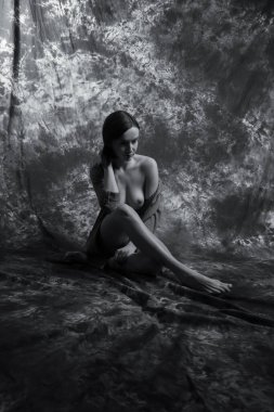 Genç bir kadın için kışkırtıcı stüdyo oturumu