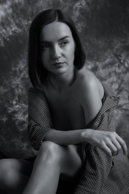 Genç bir kadın için kışkırtıcı stüdyo oturumu