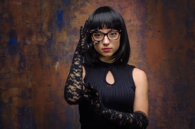 Stüdyodaki seksi kadın.