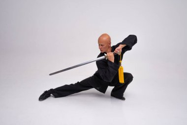 Wushu ustası eğitim sürecinde