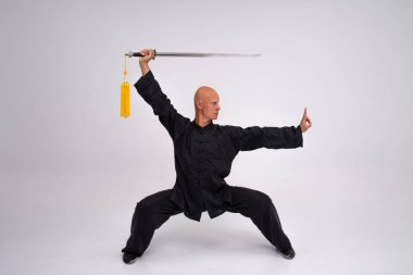 Wushu ustası eğitim sürecinde