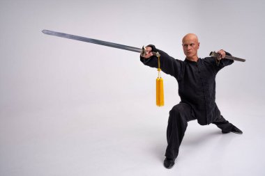 Wushu ustası eğitim sürecinde