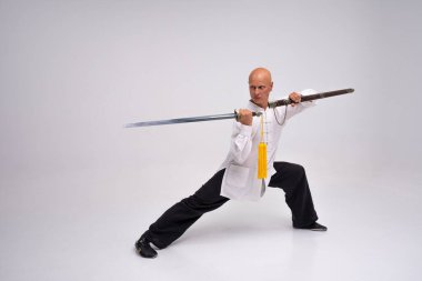 Wushu ustası eğitim sürecinde