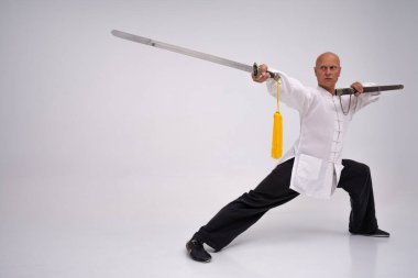 Wushu ustası eğitim sürecinde